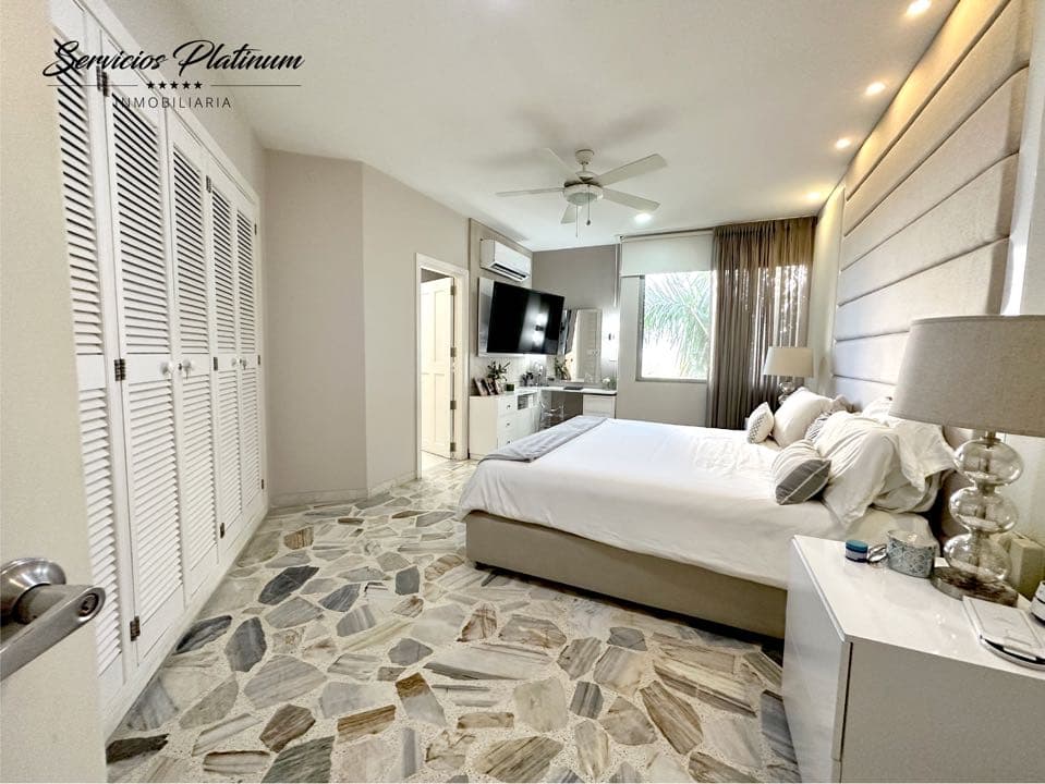 Apartamento en venta de 3 habitaciones amoblado
