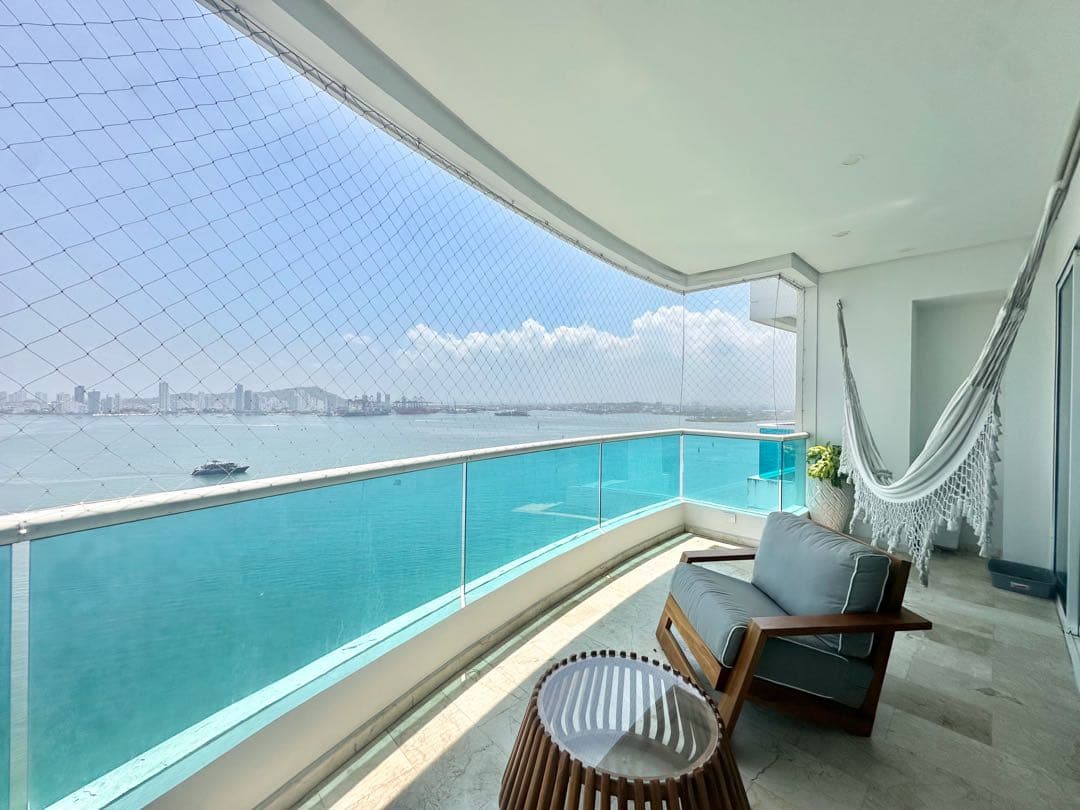 Apartamento en venta de 3 habitaciones frente a la bahía