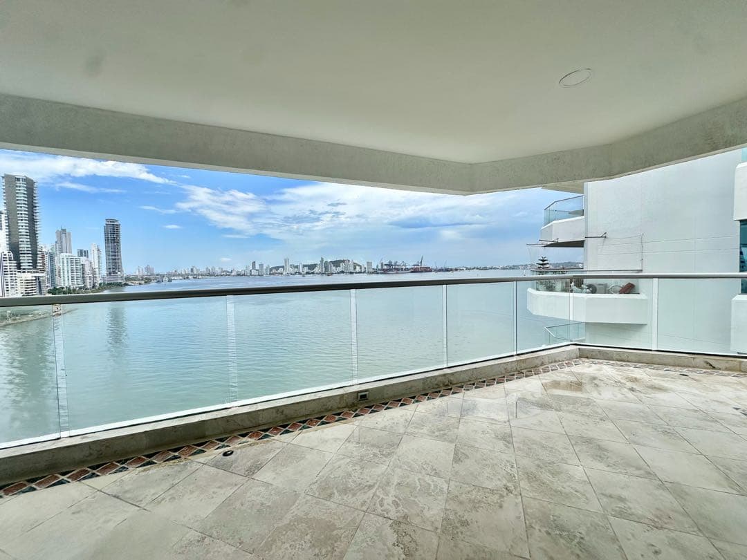 Apartamento en venta de 3 habitaciones frente a la bahía de castillogr