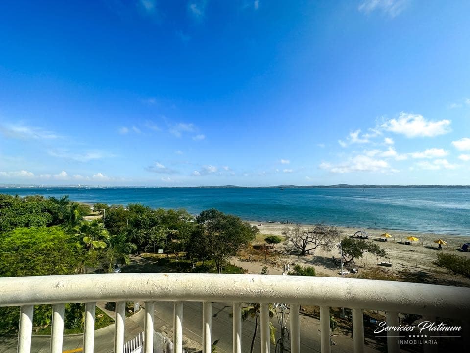 Apto en Venta de 3 Hab en Castillogrande con Vista Directa al Mar — foto 2