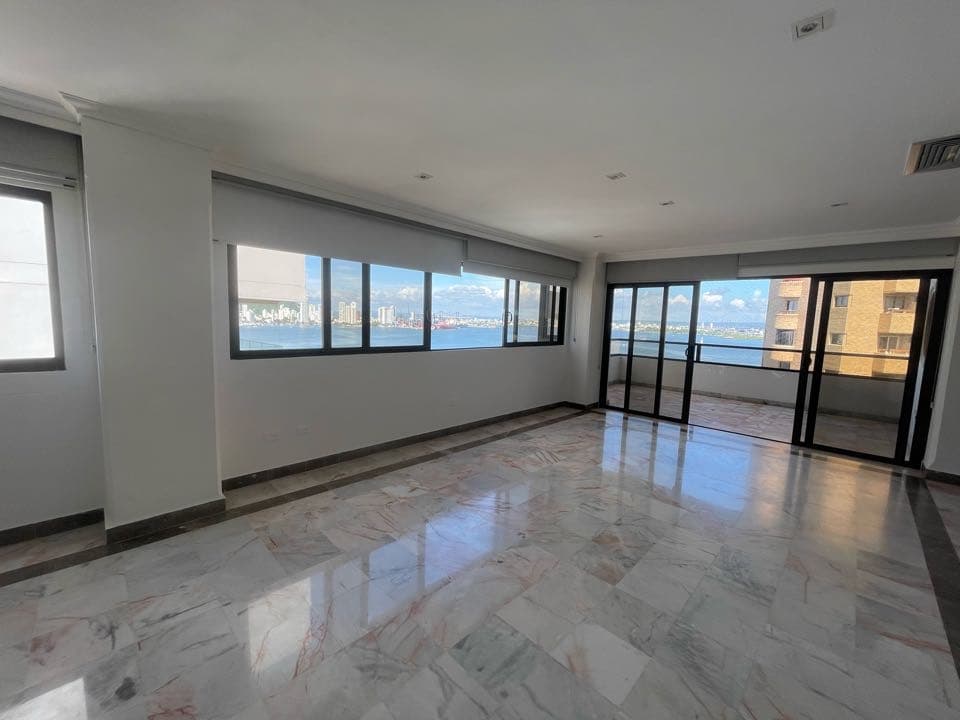 Venta de apartamento en zona residencial con vista a la bahia