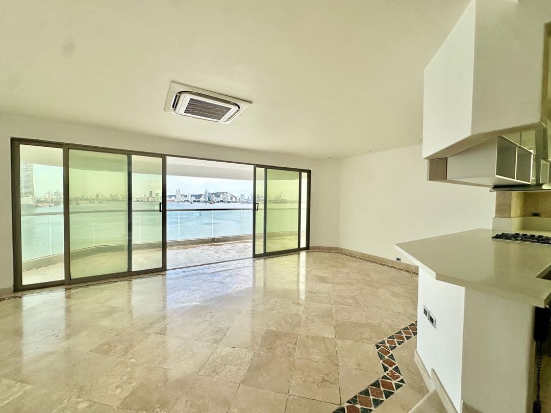 Apartamento en Venta de 3 Habitaciones Frente a la Bahía de Castillogr — foto 3