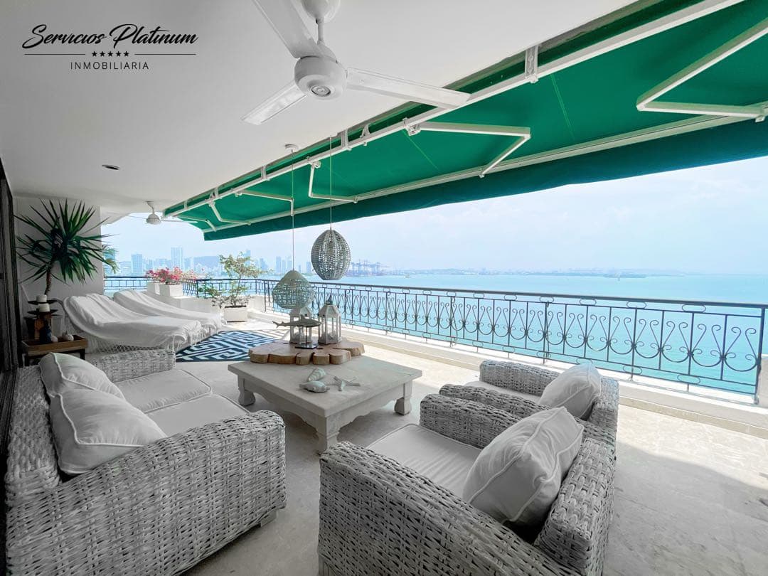 Apartamento con vista directa a la bahia y cuatro cuartos con baño