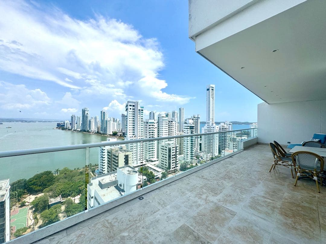 Apartamento en zona residencial con tres cuartos y vista a la Bahía