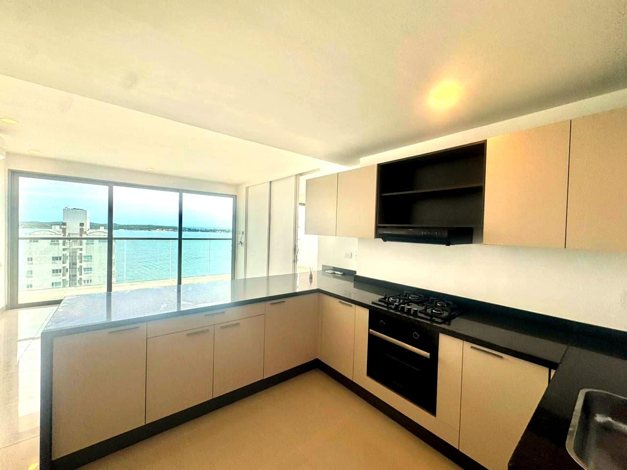 Apartamento en Arriendo en Castillogrande | Vista Panorámica y Balcón